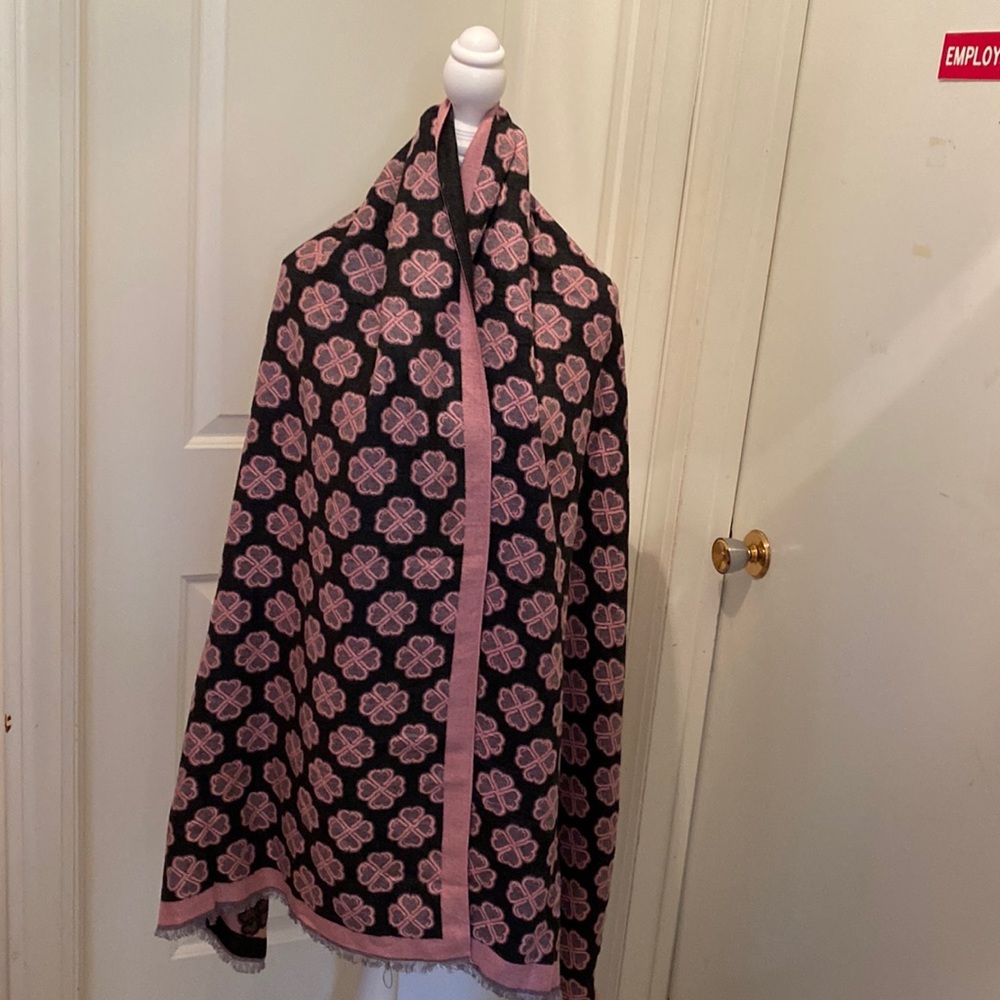 Beautiful pashmina…. Pink and black.